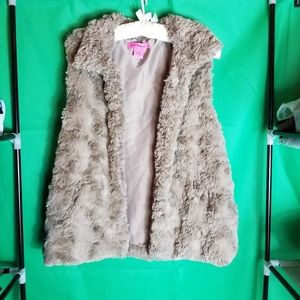2/ $15 Faux fur vest🗝